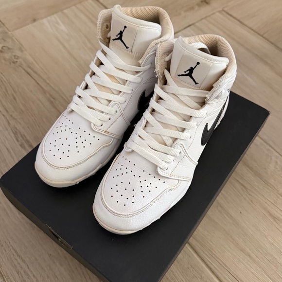 Jordan Mid 1 Youth Cleats - Picture 3 of 3